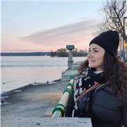 Laureata in lettere francese alla Sorbona di Parigi, con esperienza sul territorio francofono da 9 anni, impartisco lezioni private. Il francese ti sembrerà la materia più semplice del mondo In più imparerai ad appassionarti dei suoni e della pronuncia di